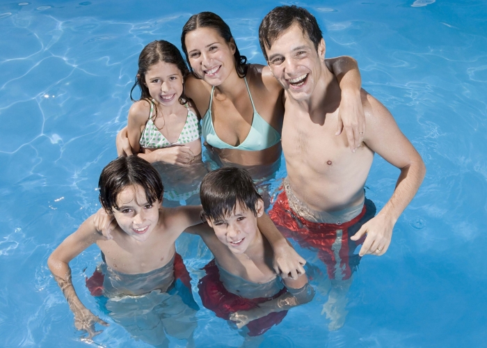 Купание в бассейне для всей семьи