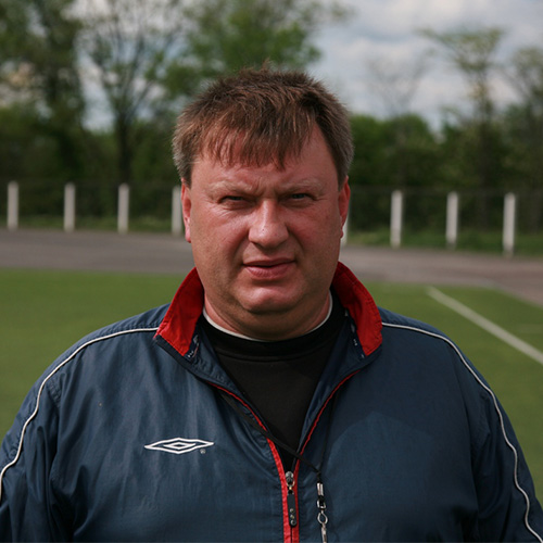Александр Каратаев тренер по футболу в спортшколе Ника.