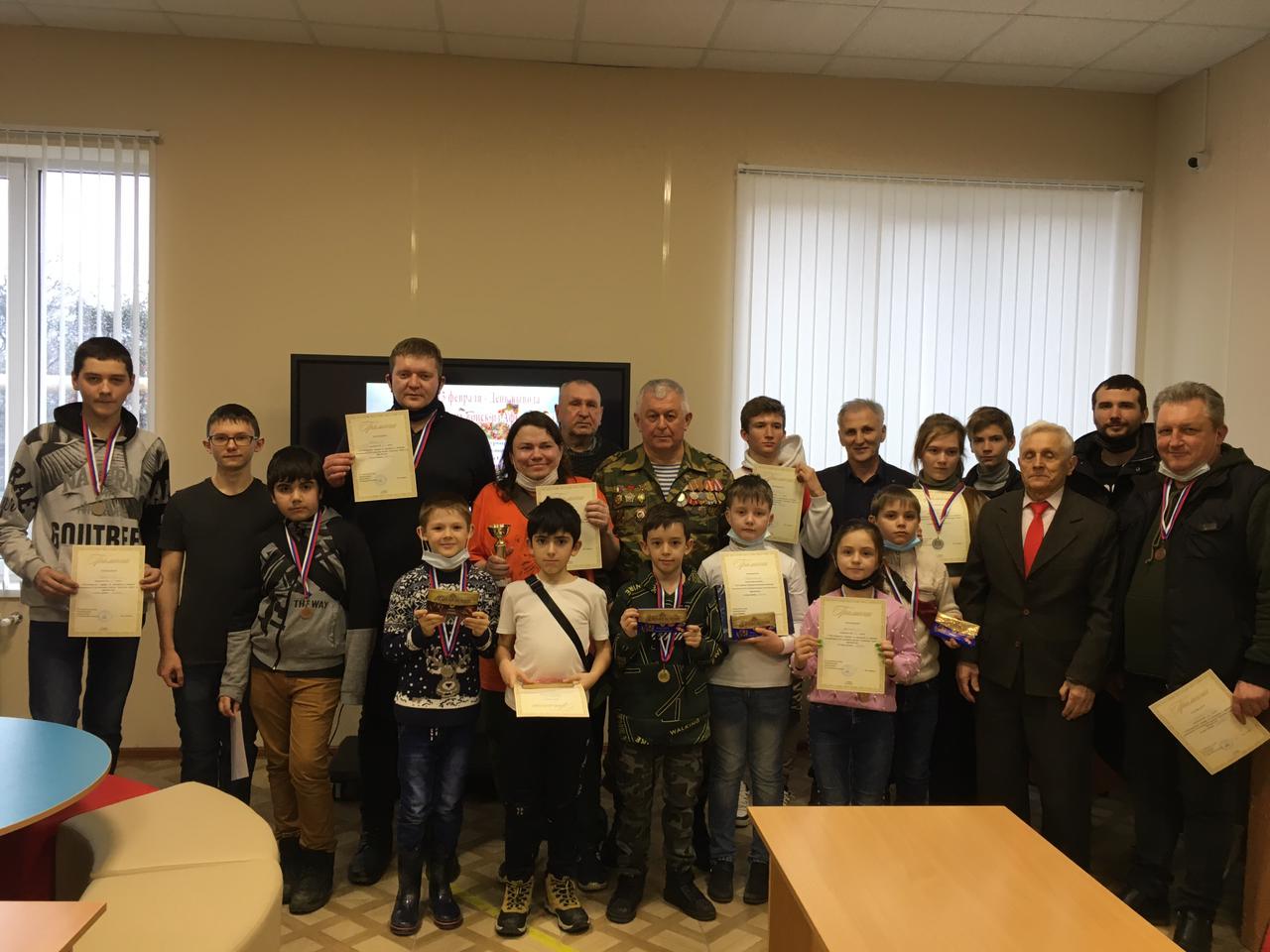 Участники шахматного турнира в г. Зверево