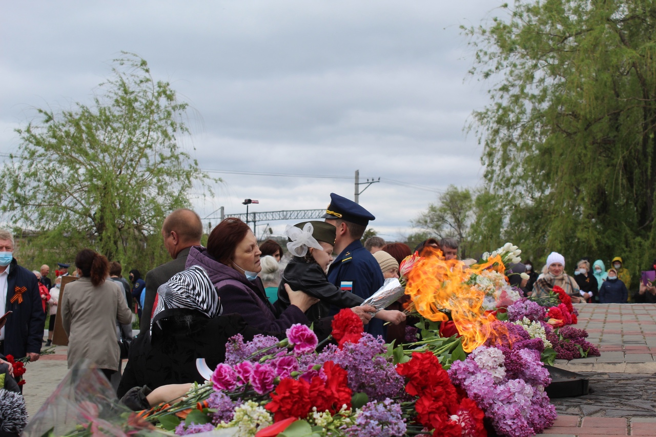 Идет митинг, посвященный Дню Победы