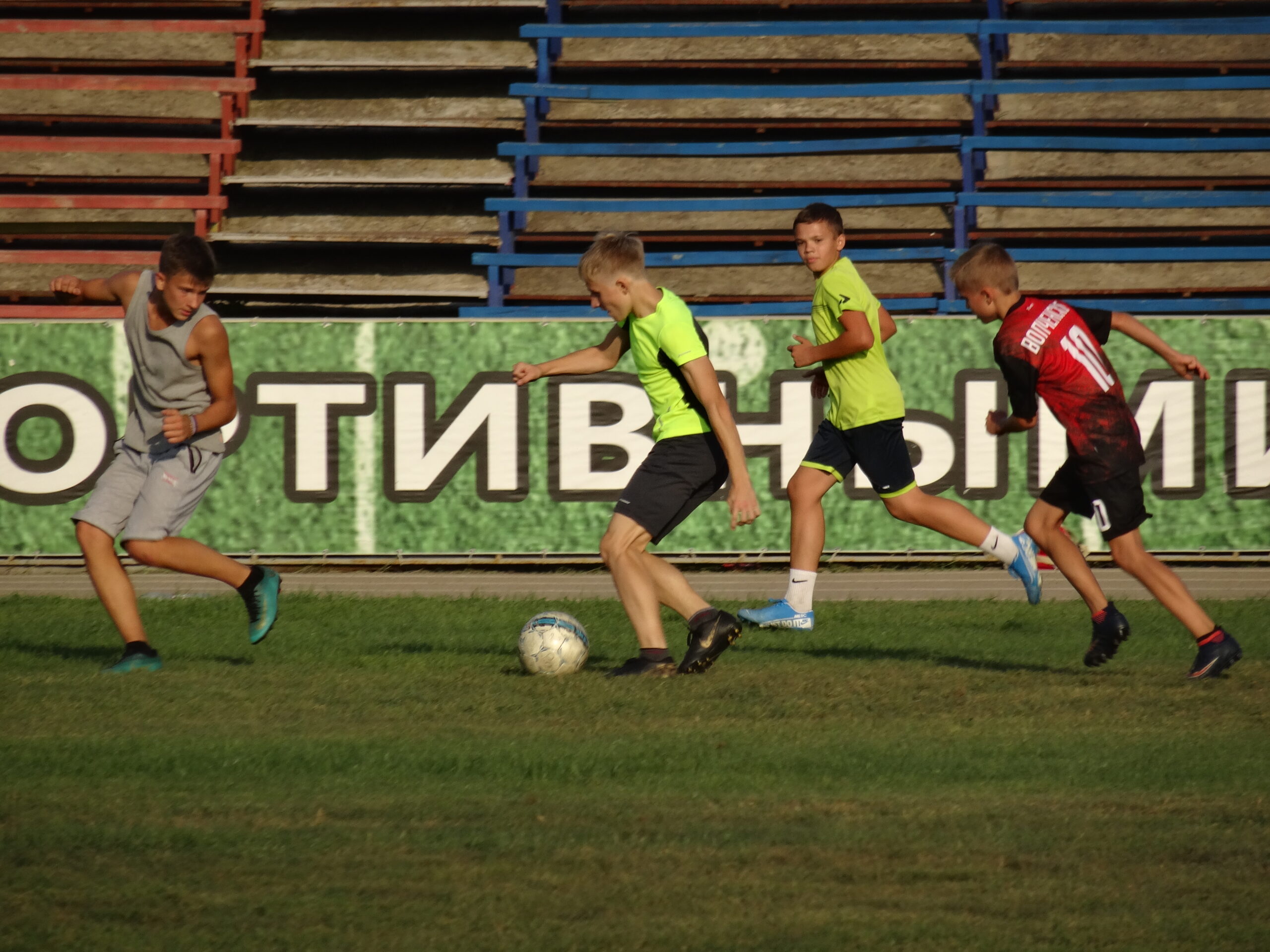 Команда футболистов 14-16 лет