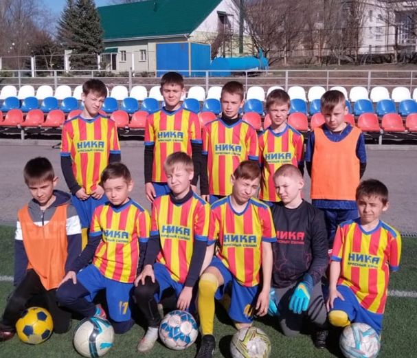 Футболисты спортивной школы "Ника"