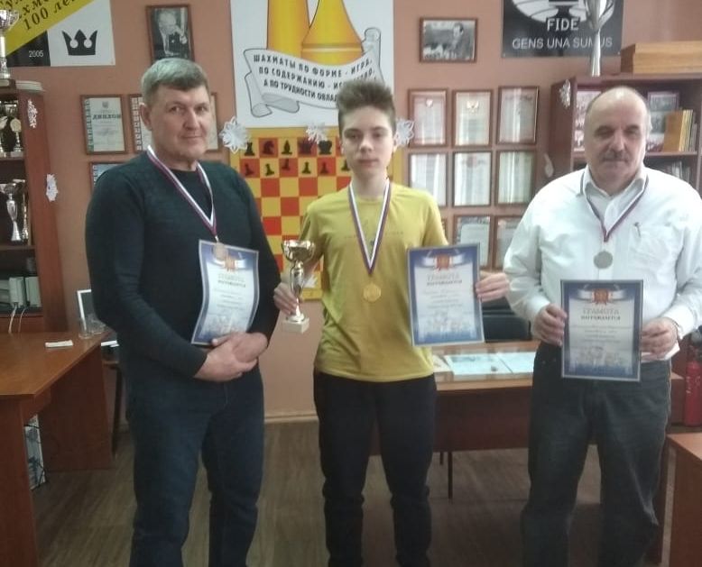 Кирилл Казюра в центре