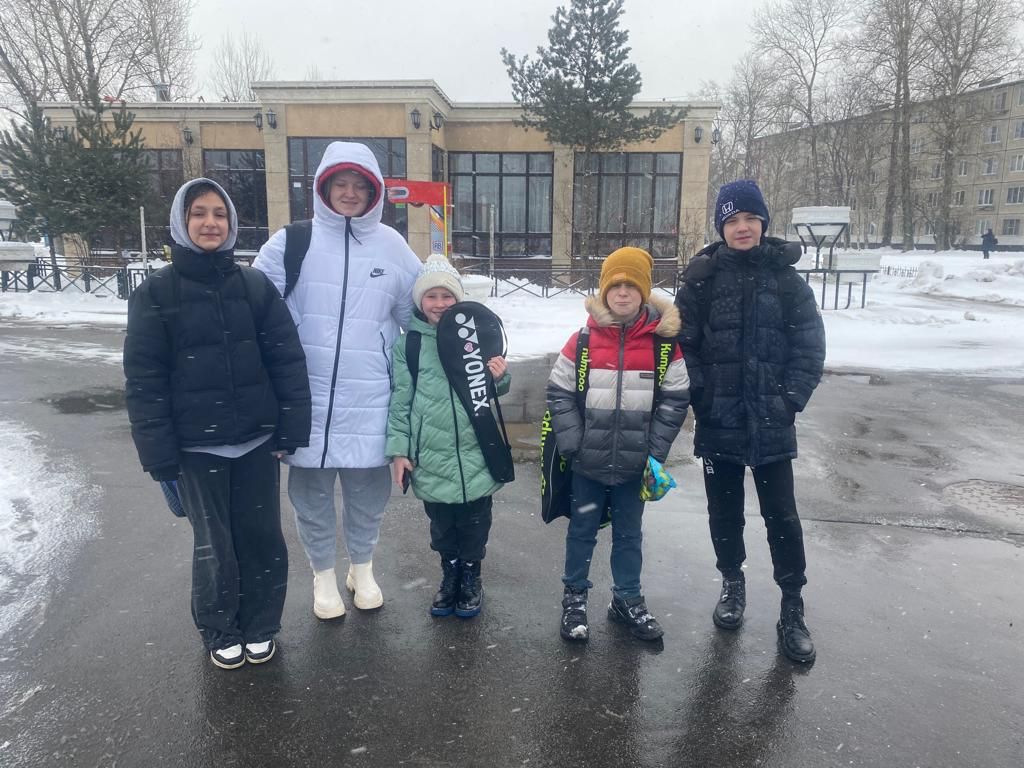 Участники соревнований по бадминтону