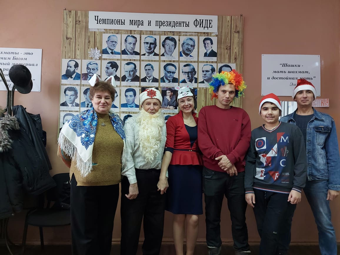 Татьяна Панченко крайняя слева