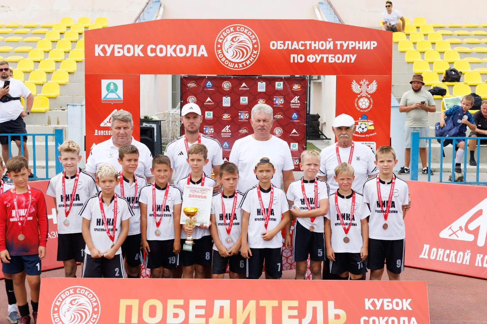 Футболисты спортивной школы "Ника"