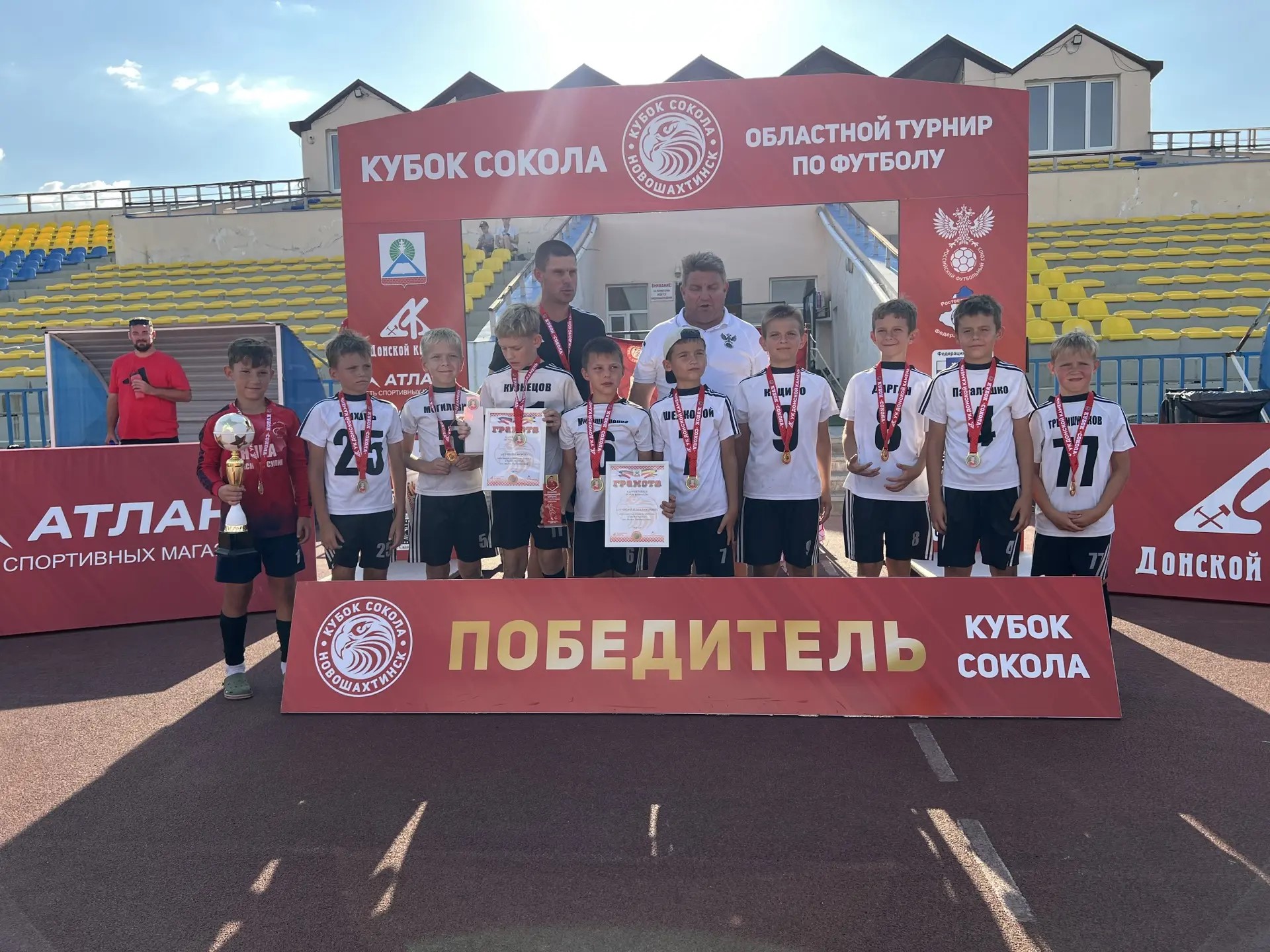 Футболисты "Ники" 2016 года рождения и тренер Сергей Соколов